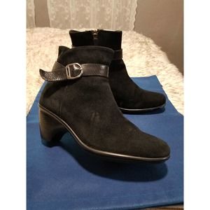 Gorgeous Dansko Women's black suede Leather boots.